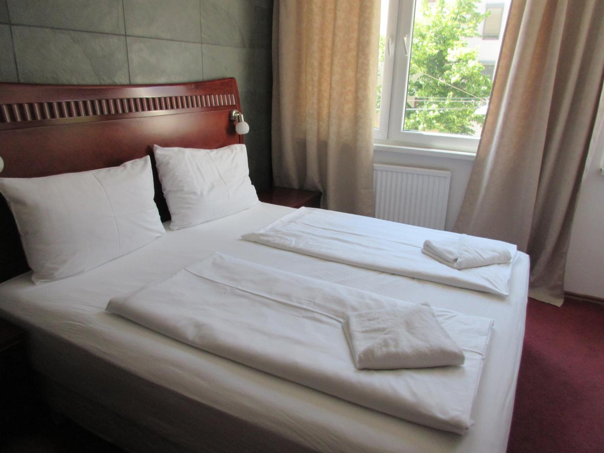 Attaché Hotel 3*