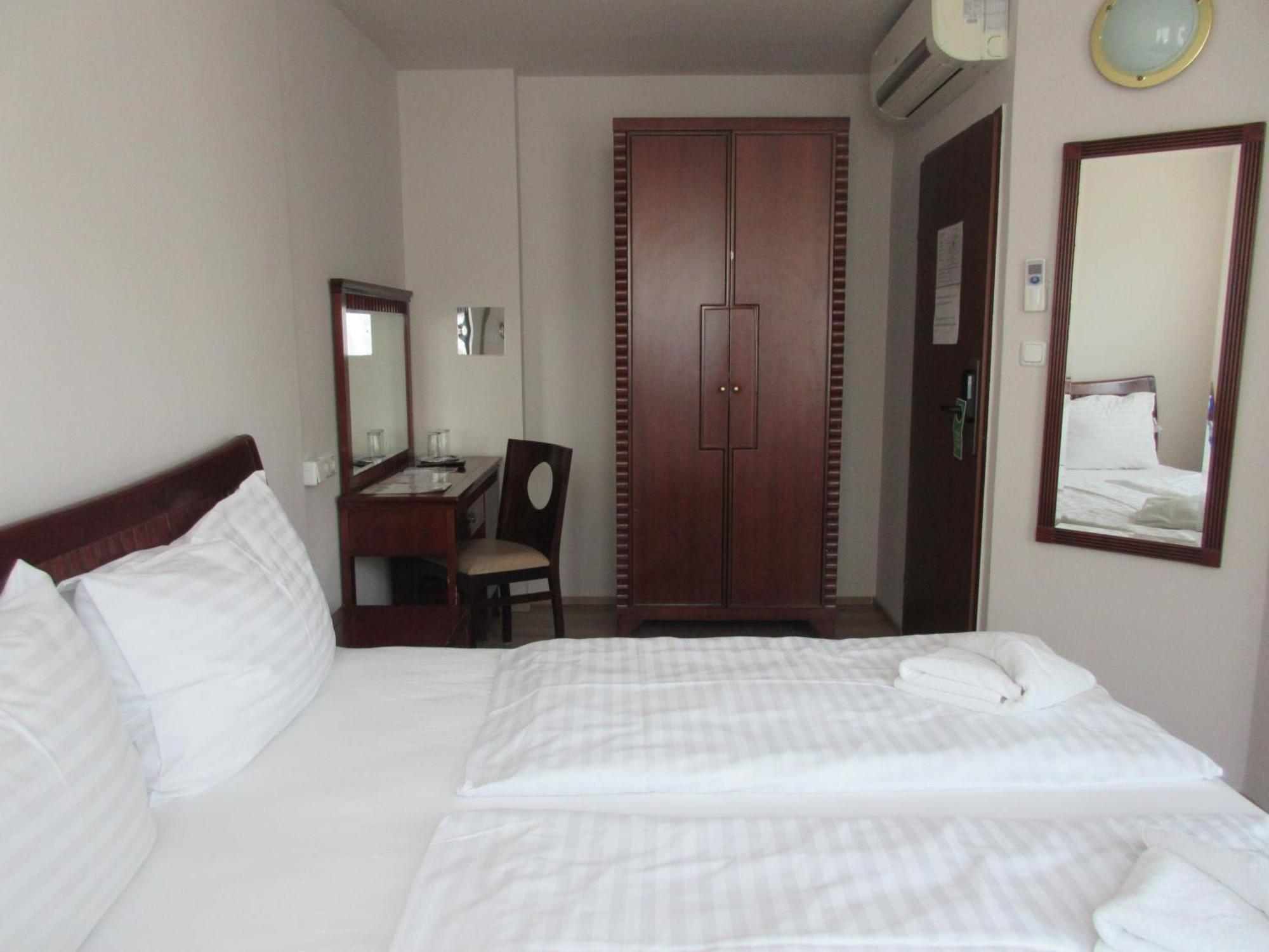 Hotel Attaché 3*