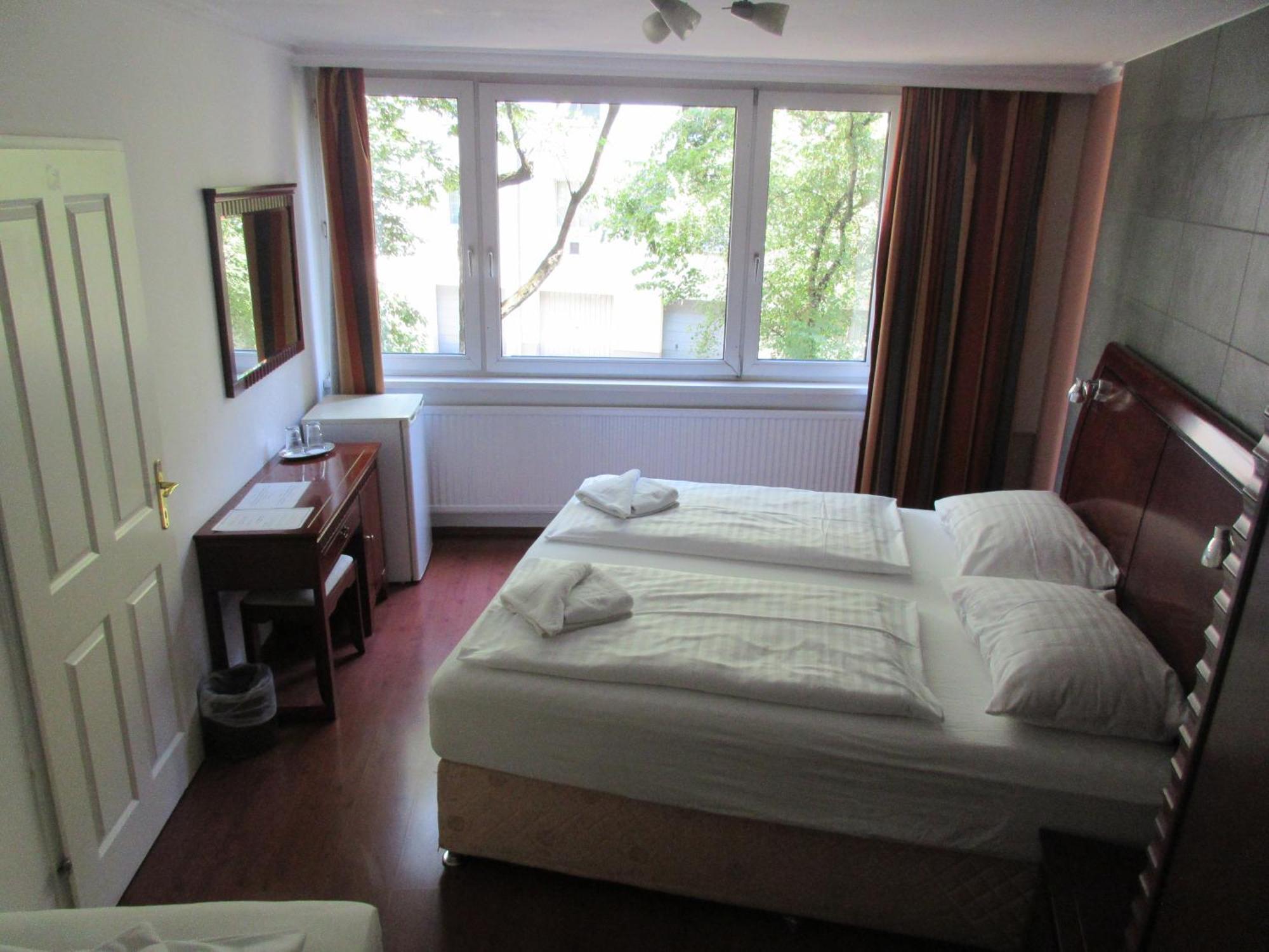 Attaché Hotel