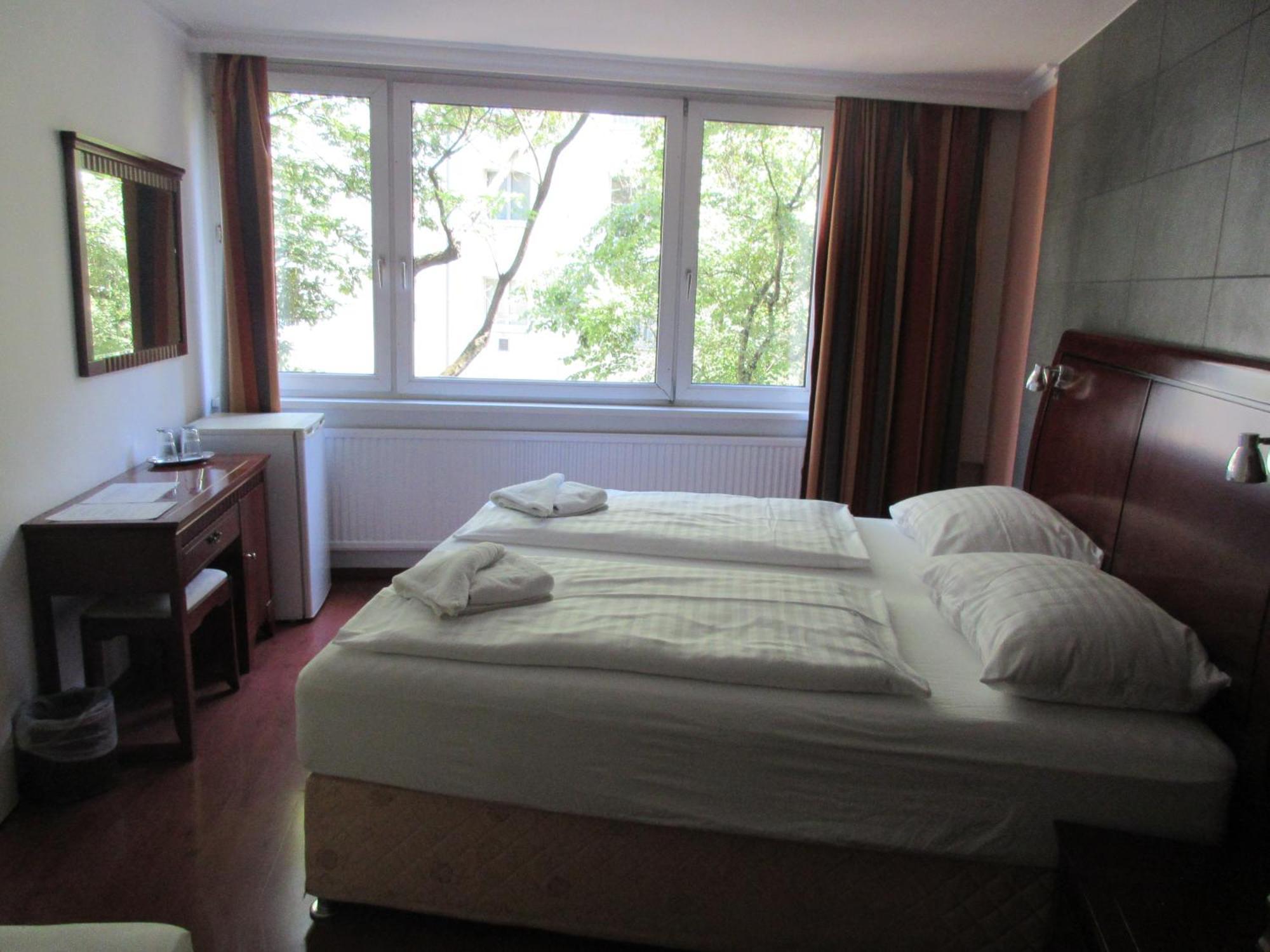 Hotel Attaché