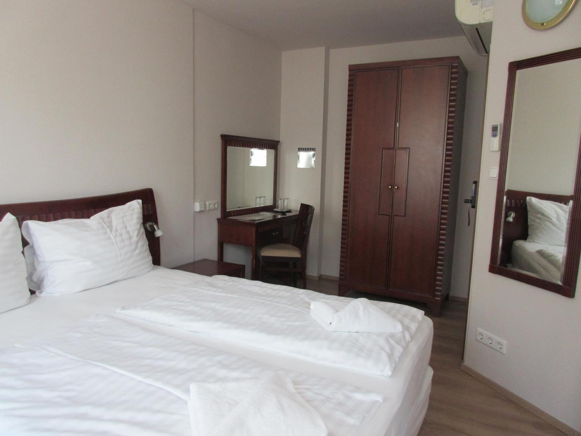 Attaché Hotel 3*