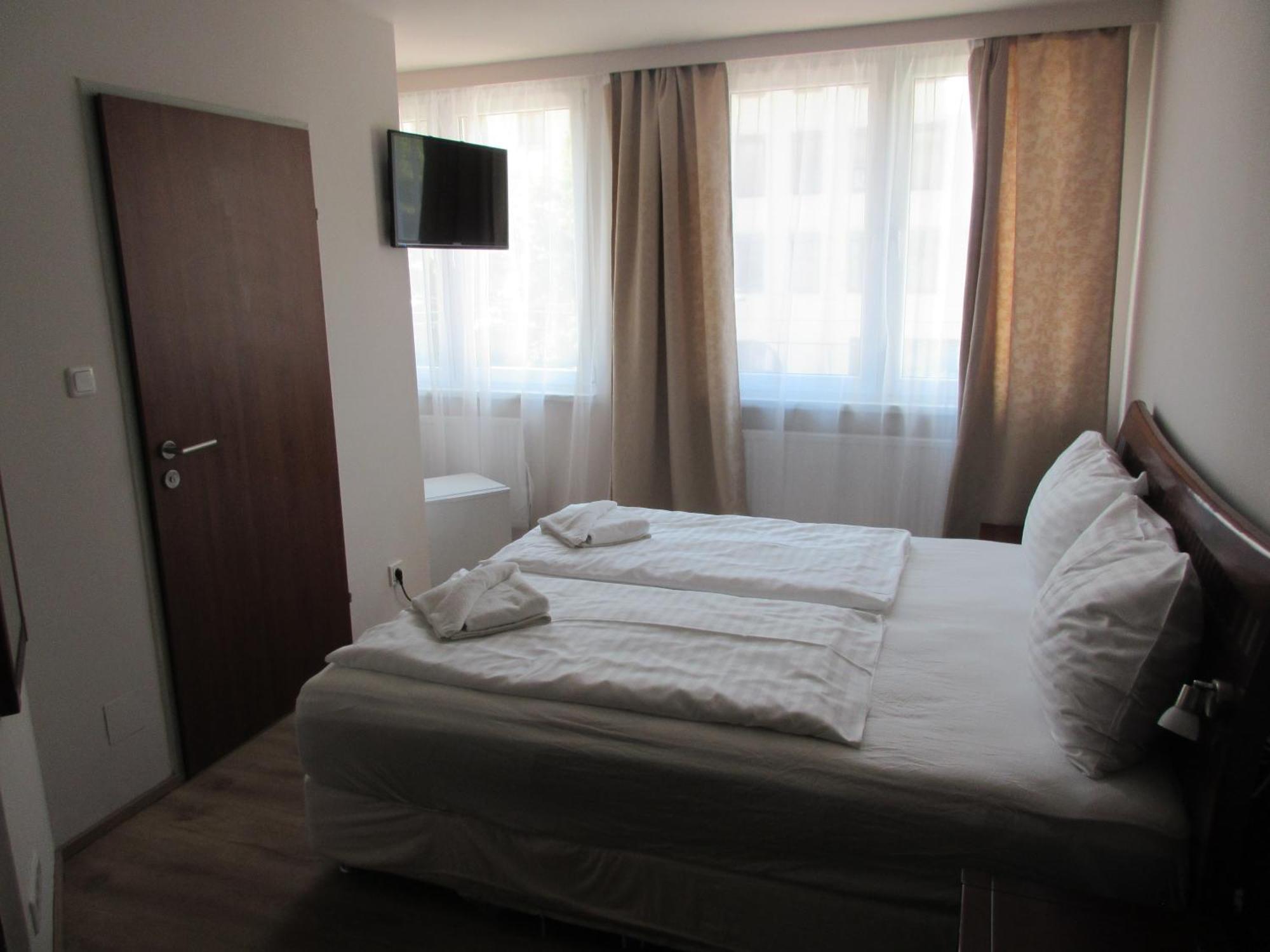 Attaché Hotel 3*